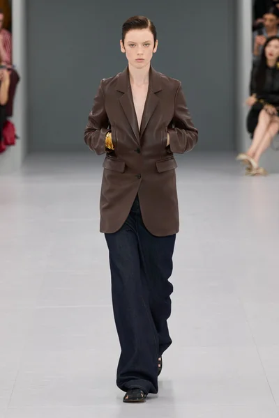 Look 10